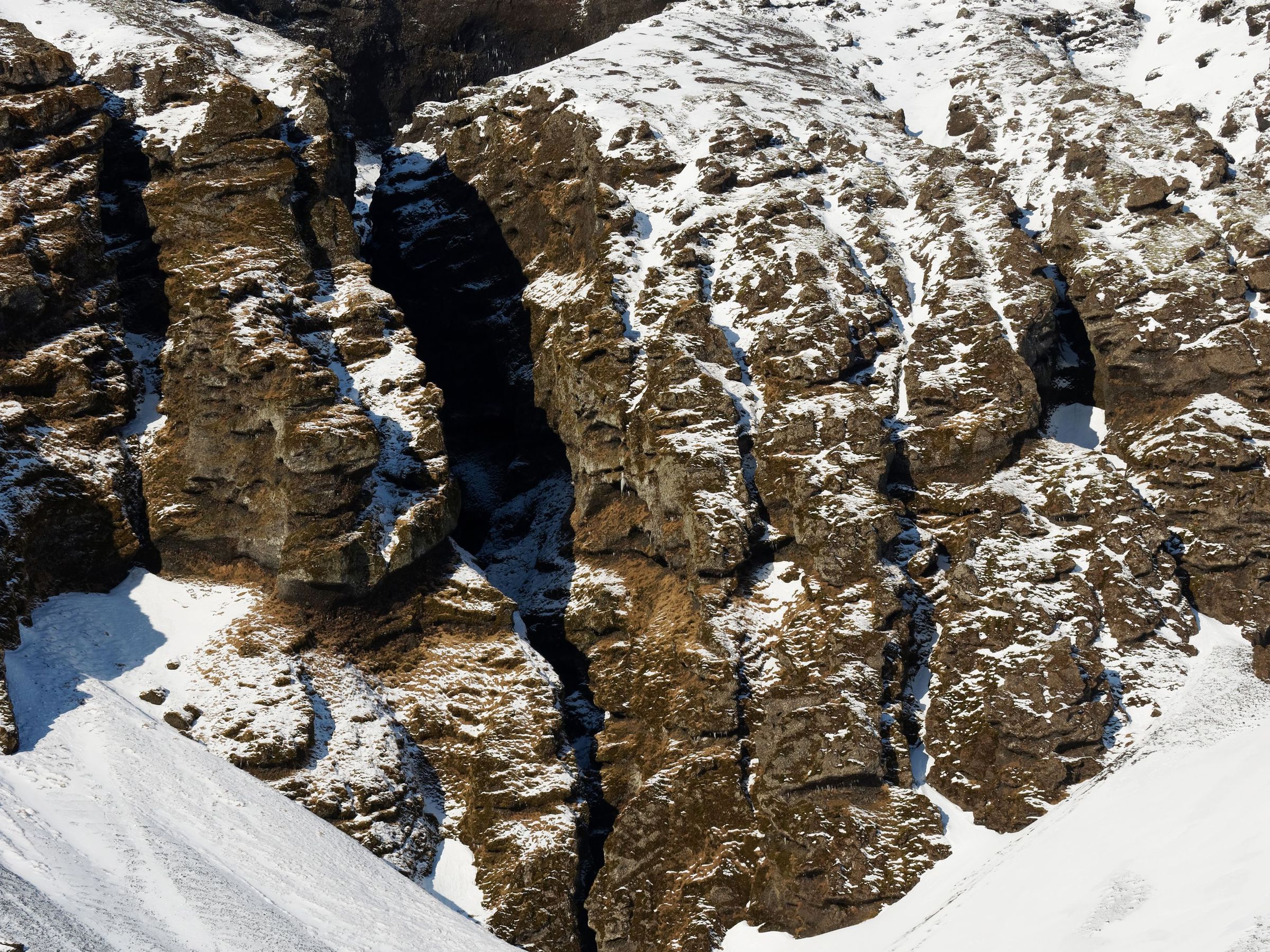 paisaje de una montaña cubierta de nieve con un cañon en medio
