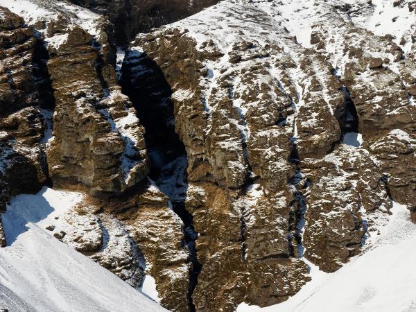paisaje de una montaña cubierta de nieve con un cañon en medio