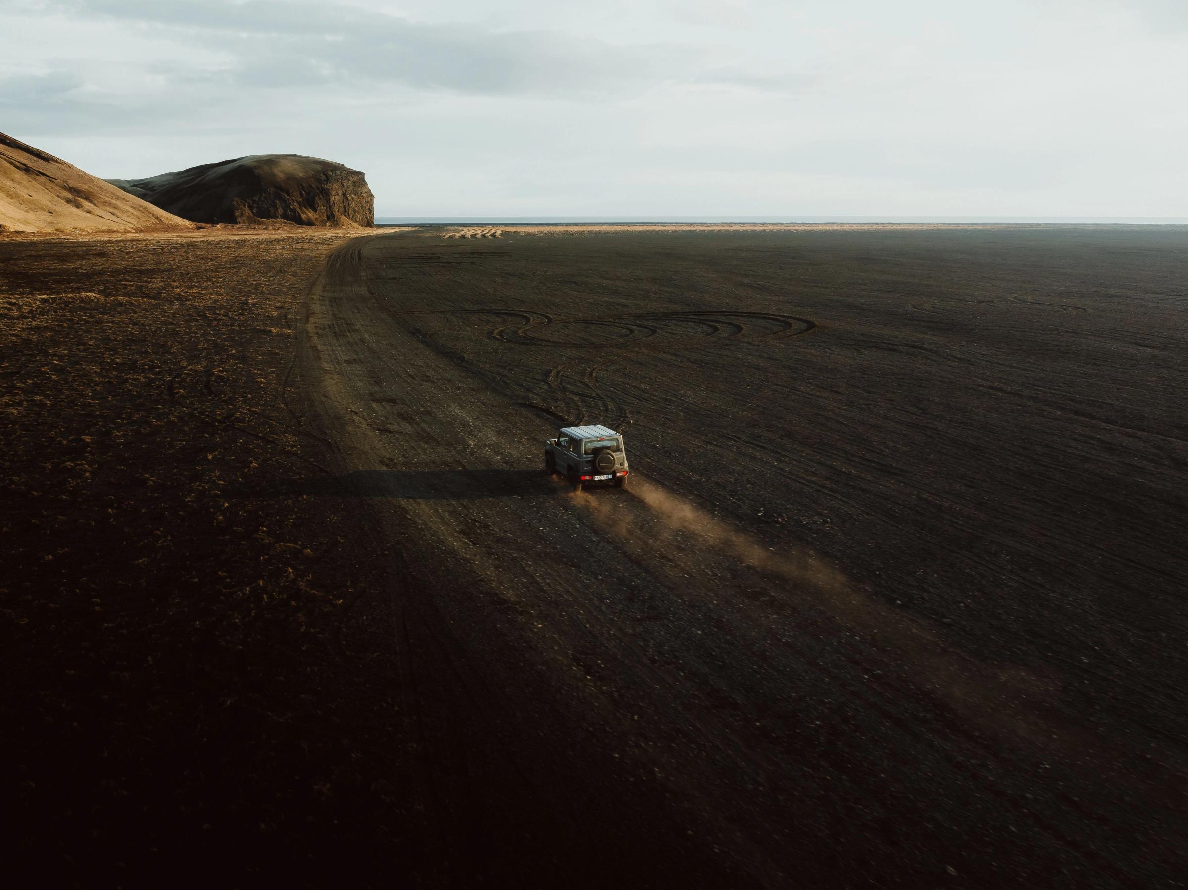 4x4 en una carrertera de tierra en Islandia