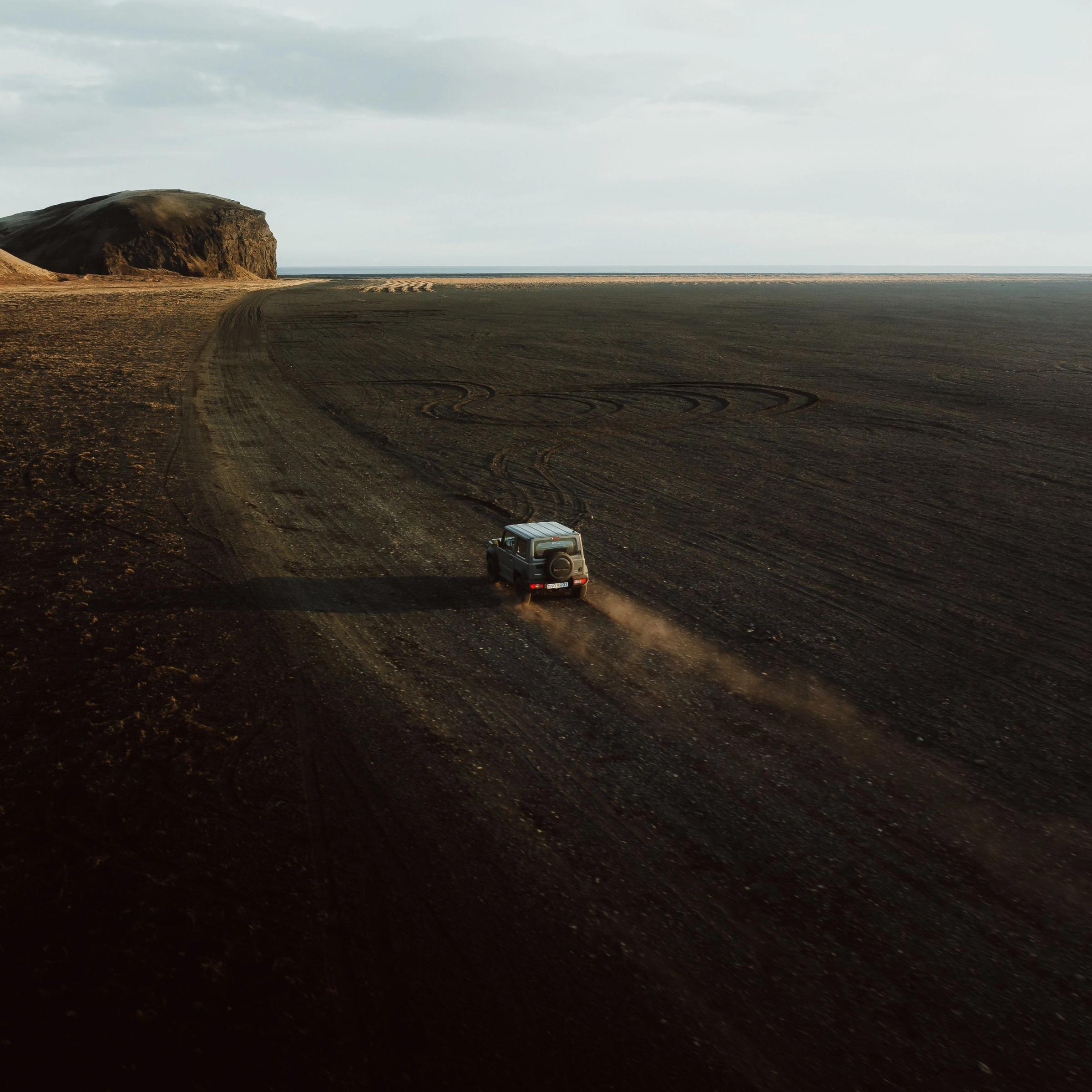 4x4 en una carrertera de tierra en Islandia