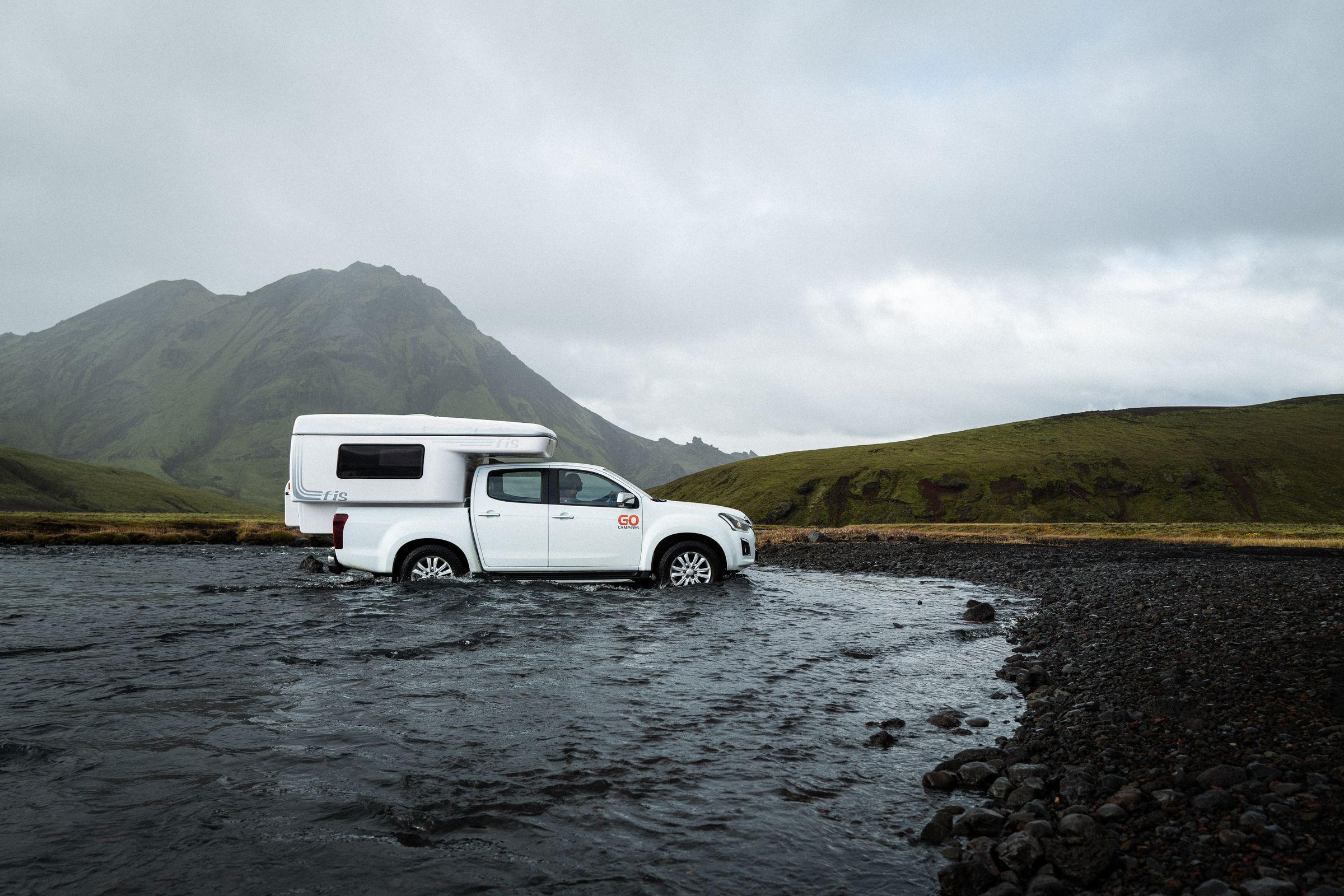 camper cruzando un río