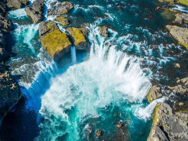 Vista aérea de Godafoss y el paisaje de alrededor