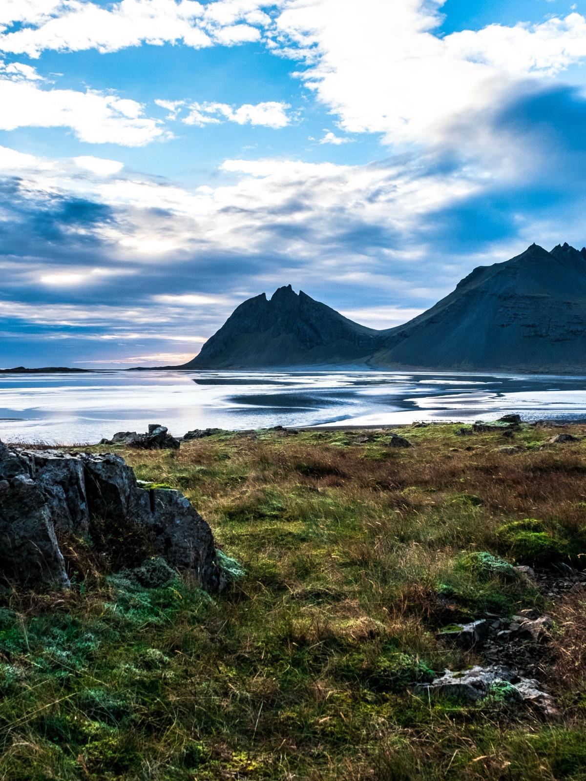 Lago y montaña en el este de Islandia