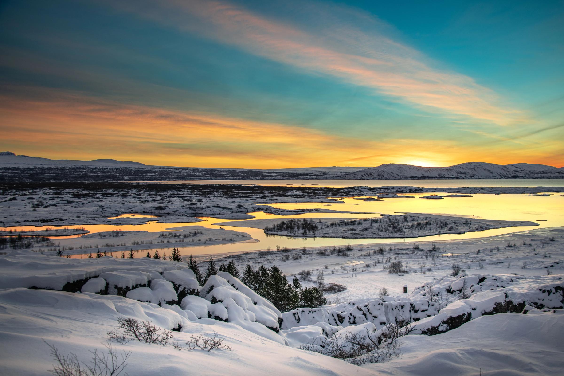 Vallée enneigée avec un lac et des montagnes