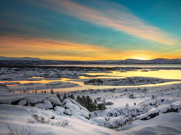 Vallée enneigée avec un lac et des montagnes