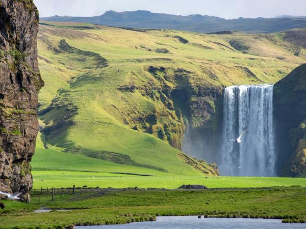 Cascada enorme vista desde una carretera cercana