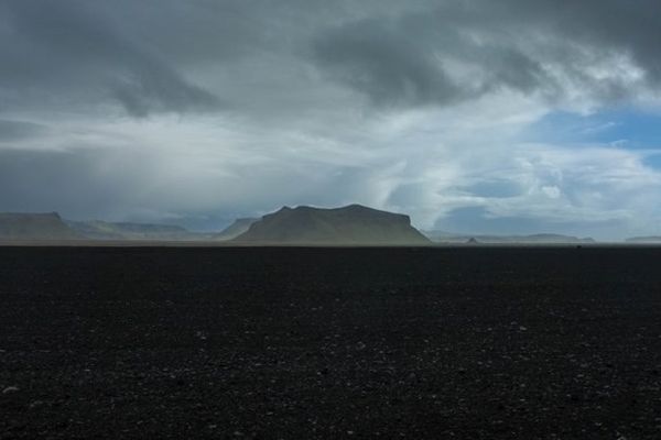 Nube enorme sobre una montaña en Islandia