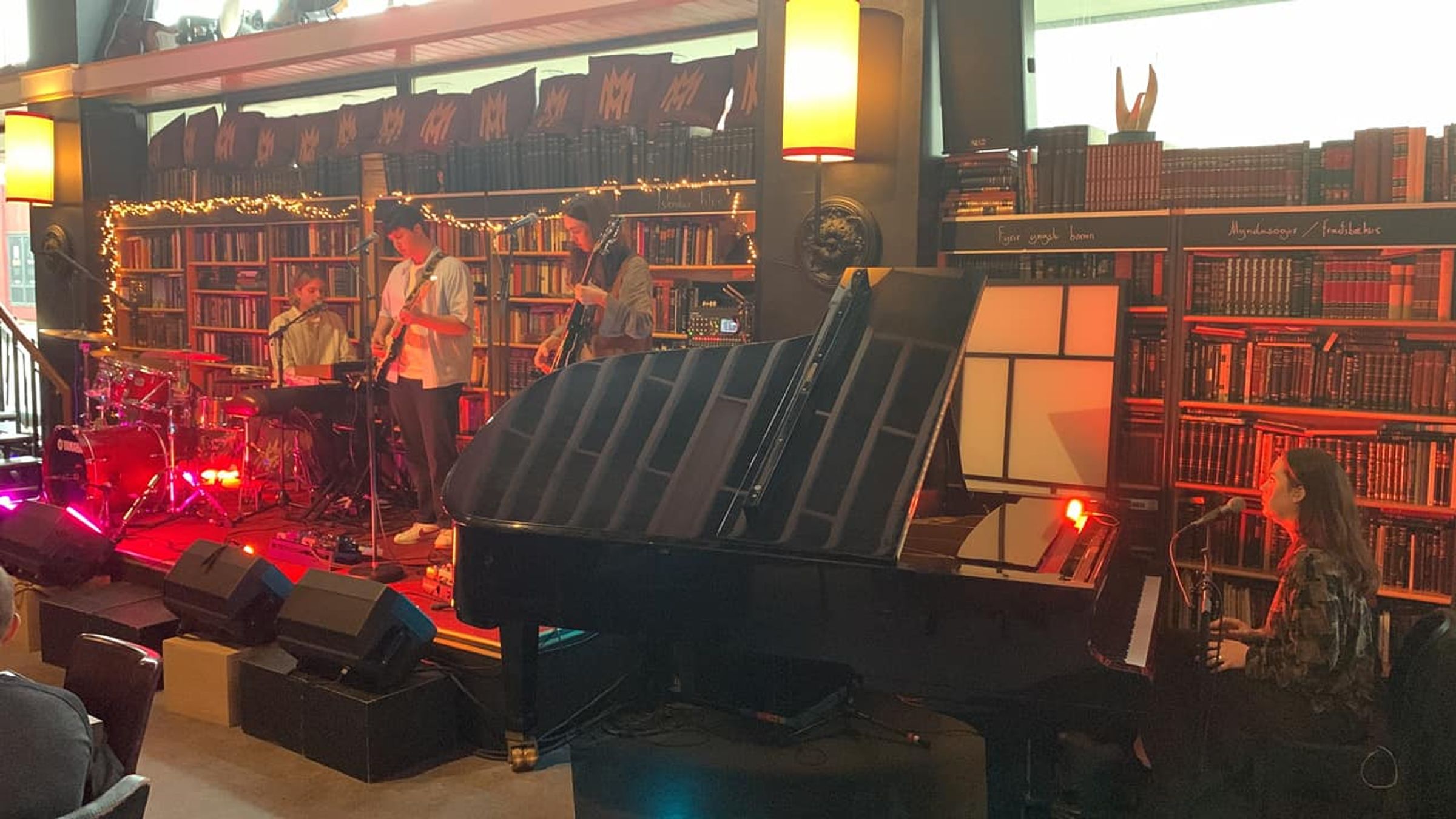 small concert with pianist, guitarist and singer at Mal og Menning