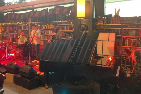 Mal og Menning, Iceland small concert with pianist, guitarist and singer at Mal og Menning