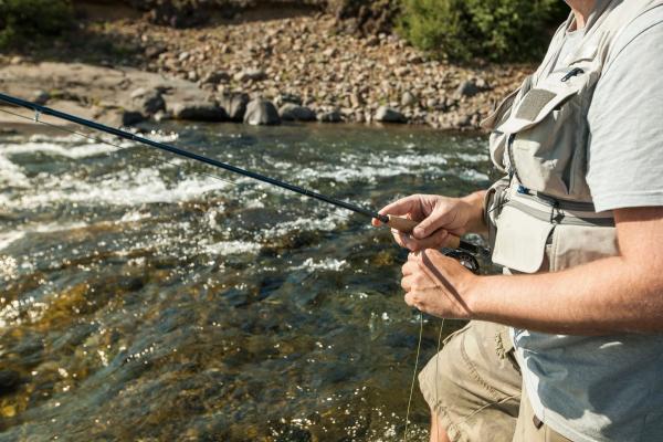 Hombre pescando en Islandia