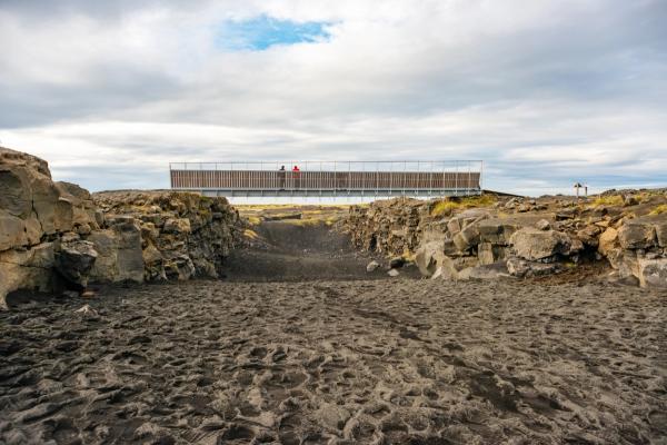 un puente que conecta dos plataformas rocosas