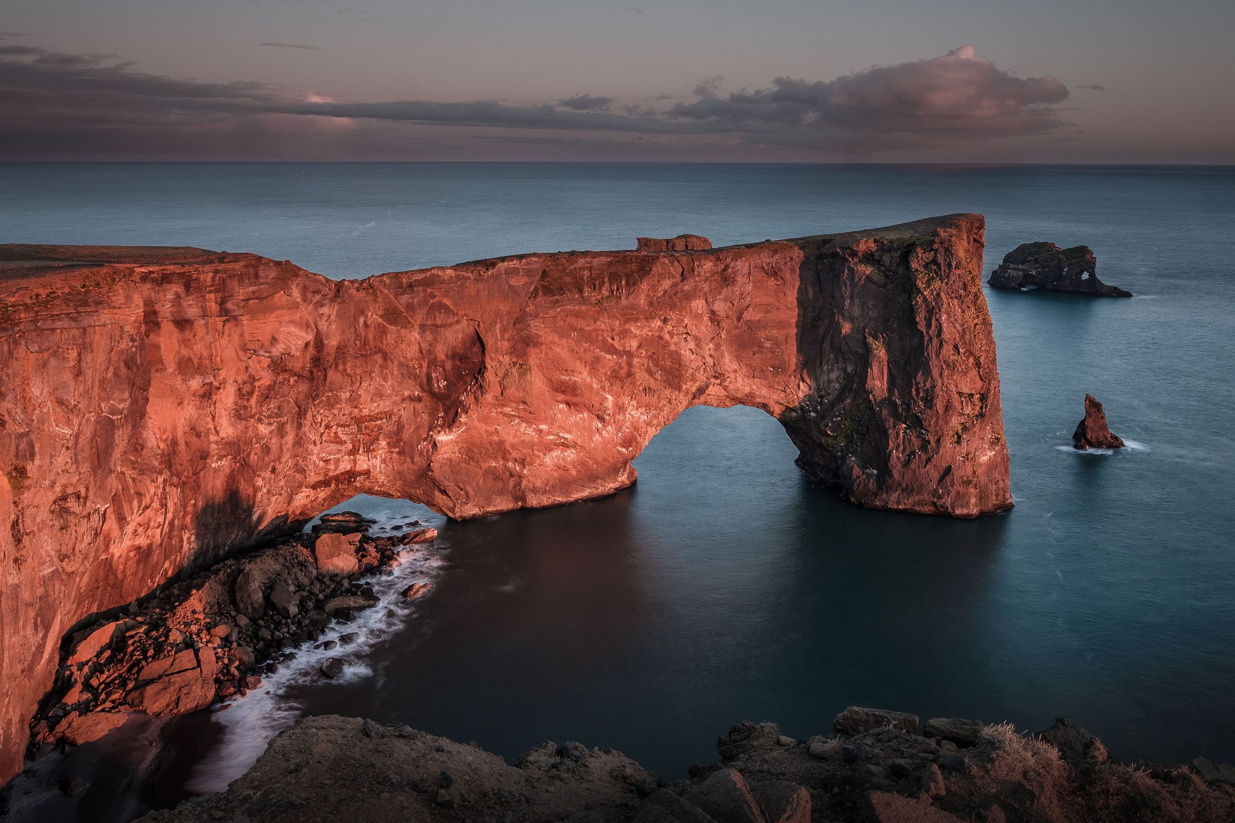 The Arch With The Hole, Iceland Arco con el agujero de Dyrholaey al atardecer