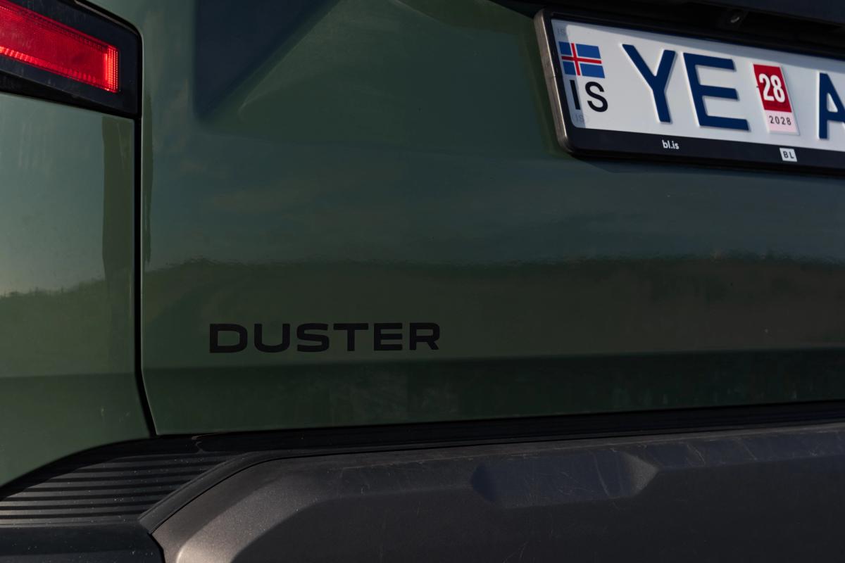 Vista aproximada da traseira do Dacia Duster, mostrando o nome do modelo e o farolim traseiro