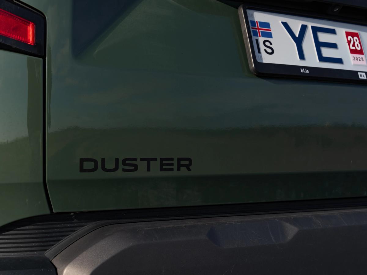 Emblema traseiro Duster Vista aproximada da traseira do Dacia Duster, mostrando o nome do modelo e o farolim traseiro