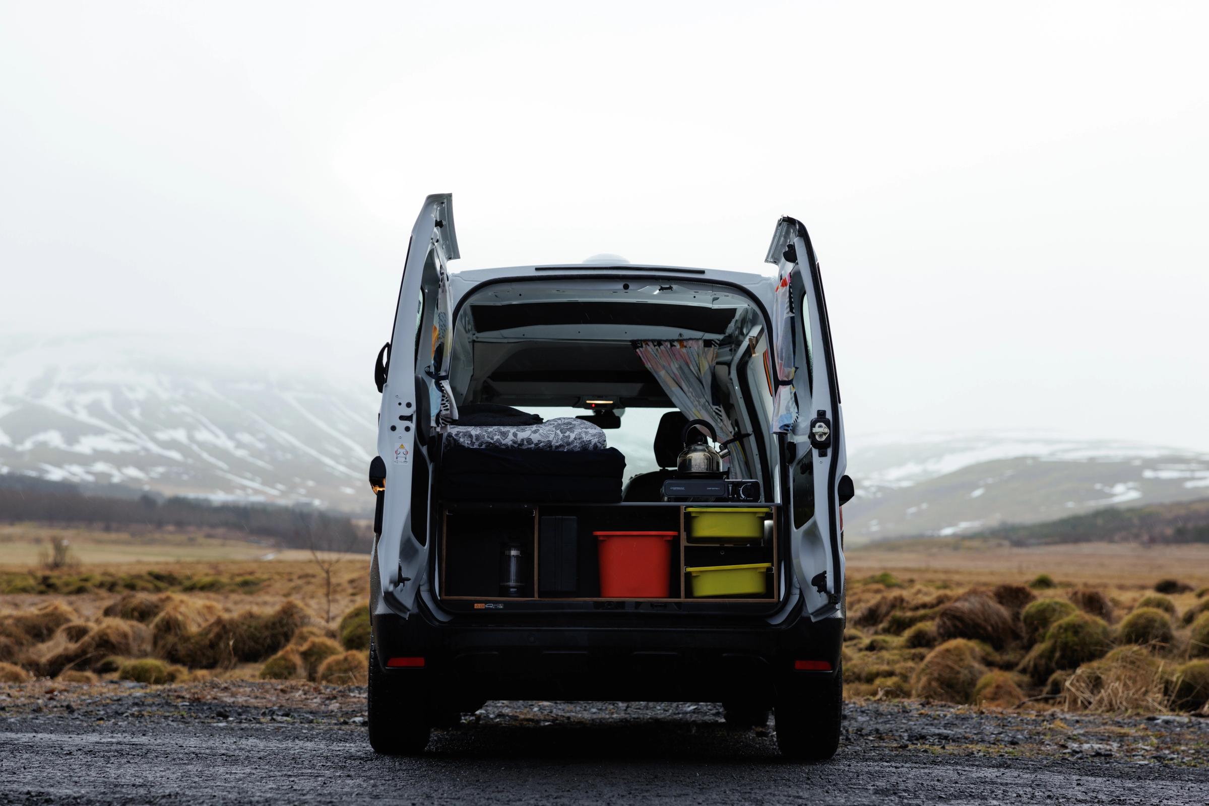 Ein kompakter Campervan für 2 Personen, Hecktüren mit Zugang zu den Staufächern, ideal für einen Roadtrip durch Island