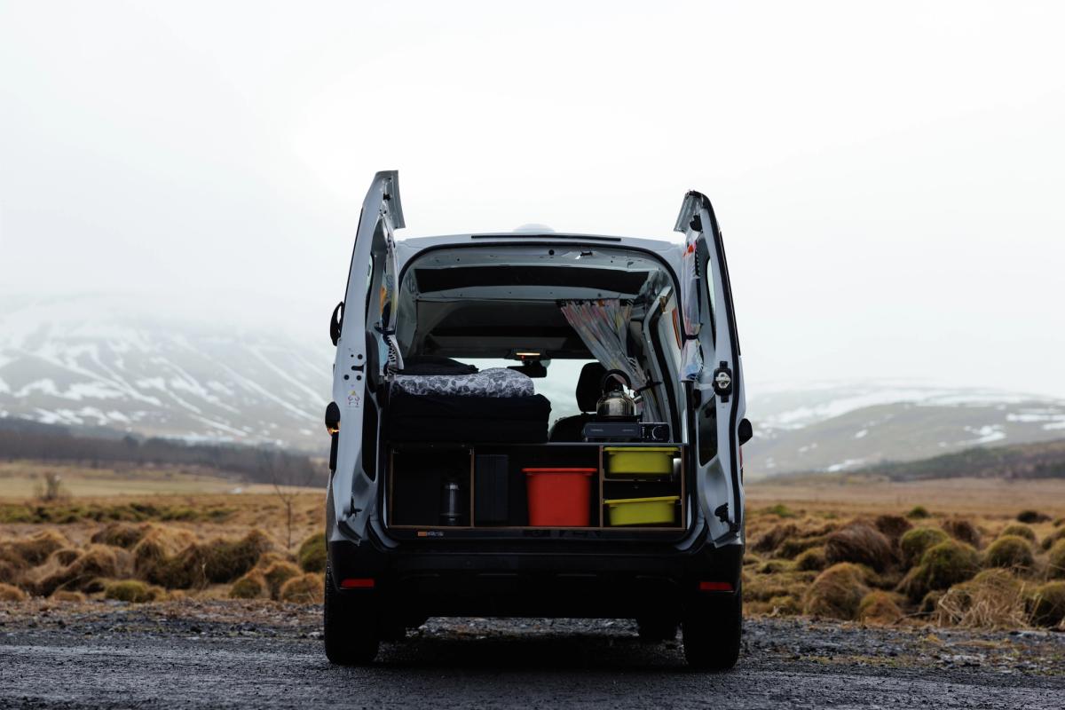 Ein kompakter Campervan für 2 Personen, Hecktüren mit Zugang zu den Staufächern, ideal für einen Roadtrip durch Island