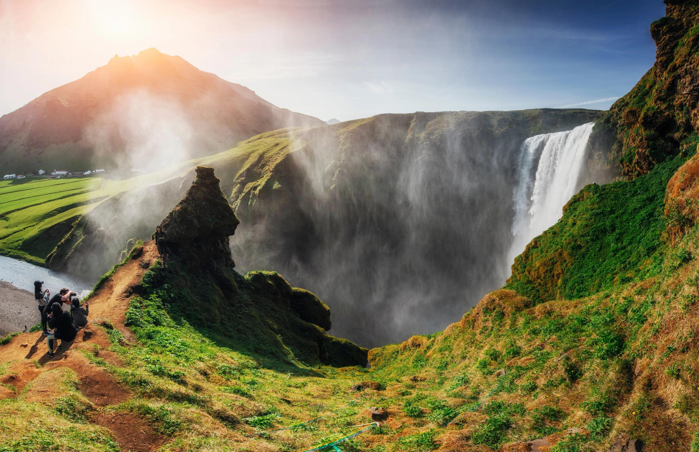 Skógafoss fotografiada desde el lado