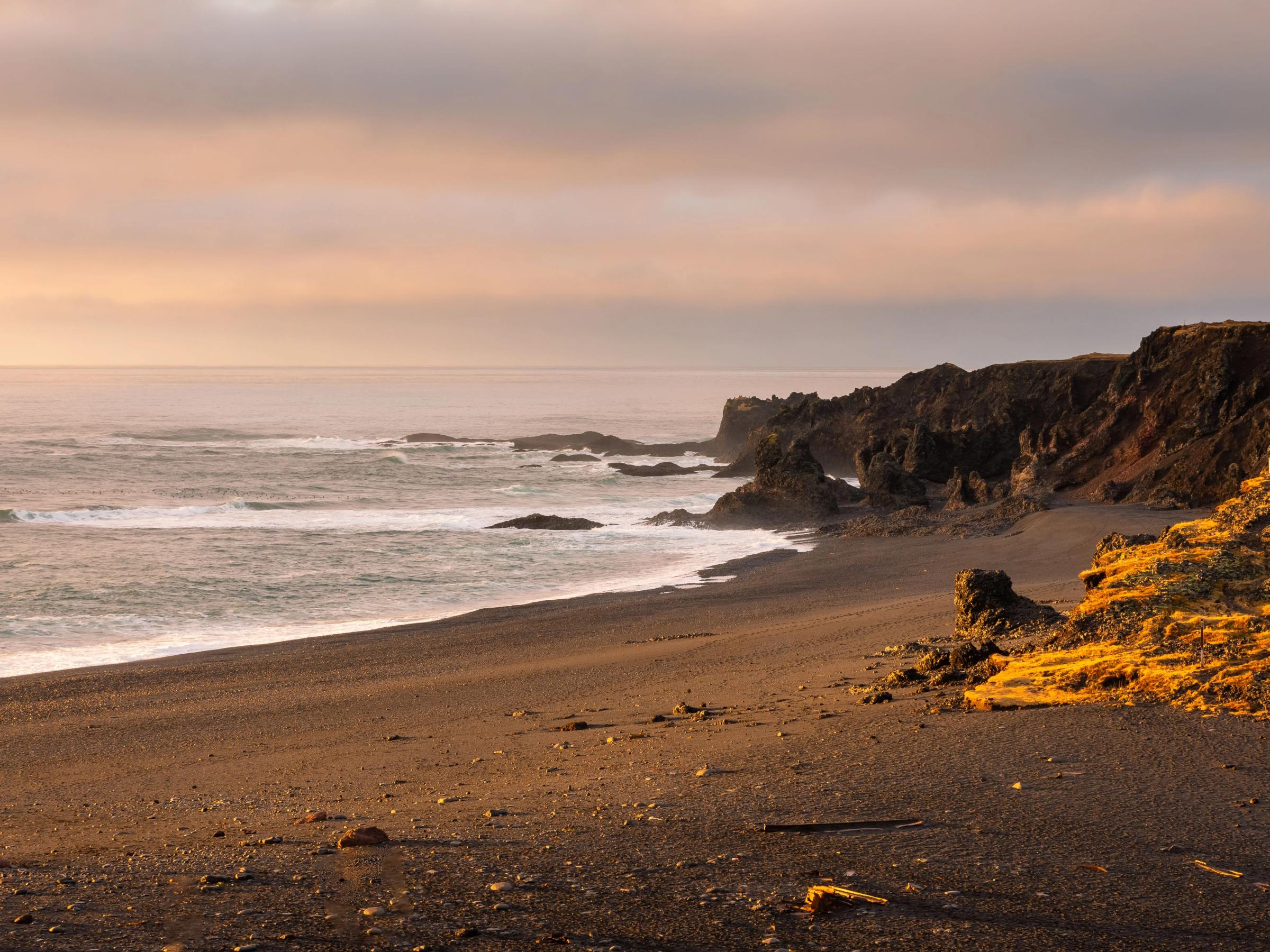Playa de Djúpalónssandur en Islandia
