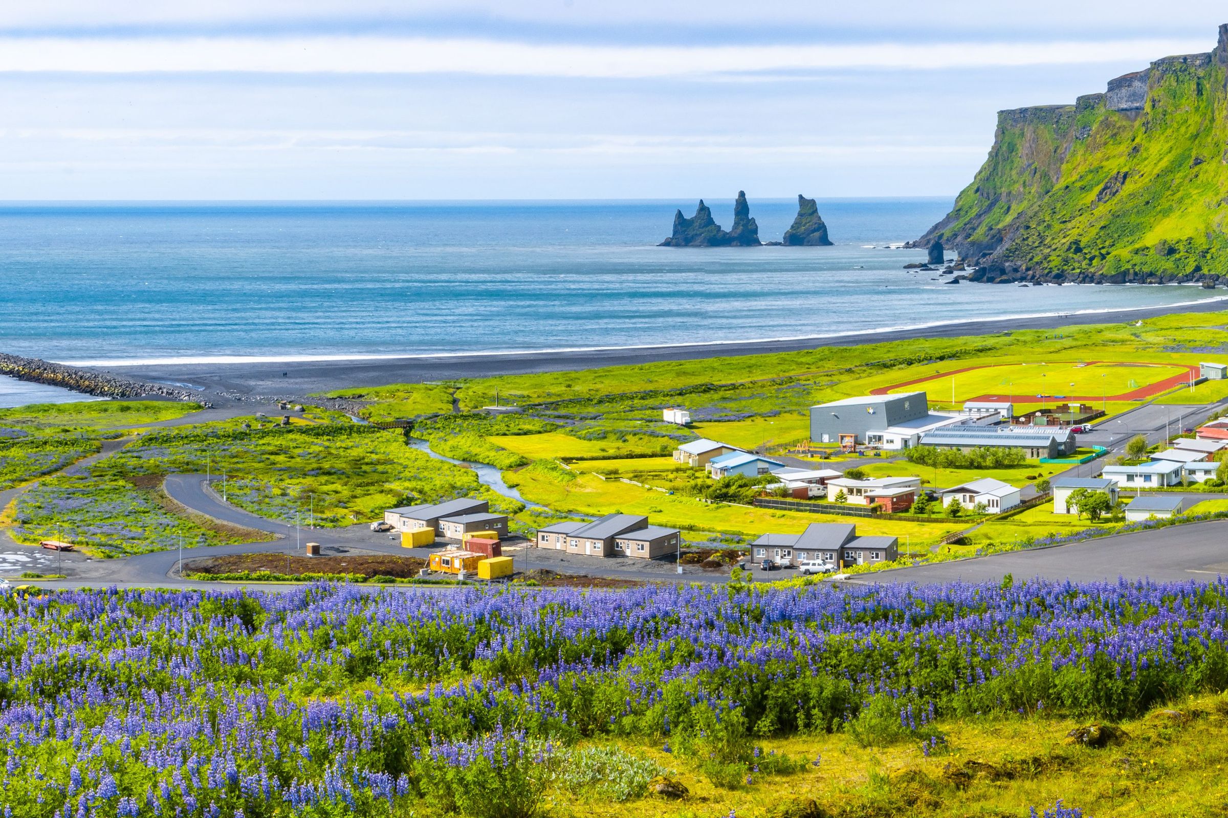 El pueblo de Vík í Mýrdal visto desde un mirador