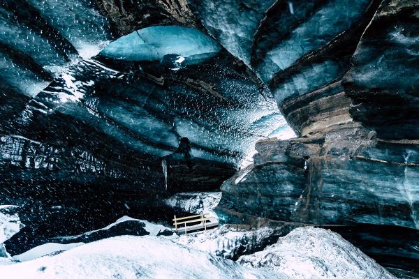 la cueva de hielo katla , en Islandia