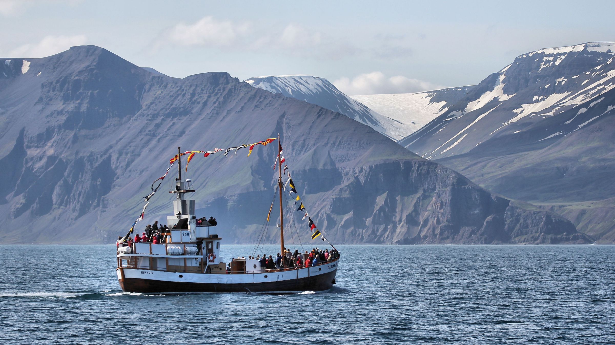 Barco con gente para avistar ballenas en Islandia