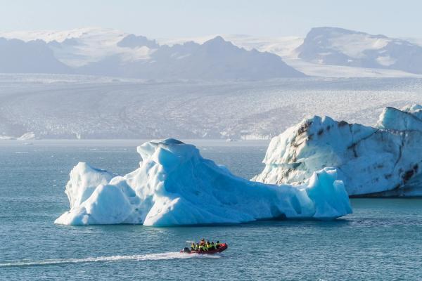 Una lancha zodiac con turistas en el una laguna glaciar