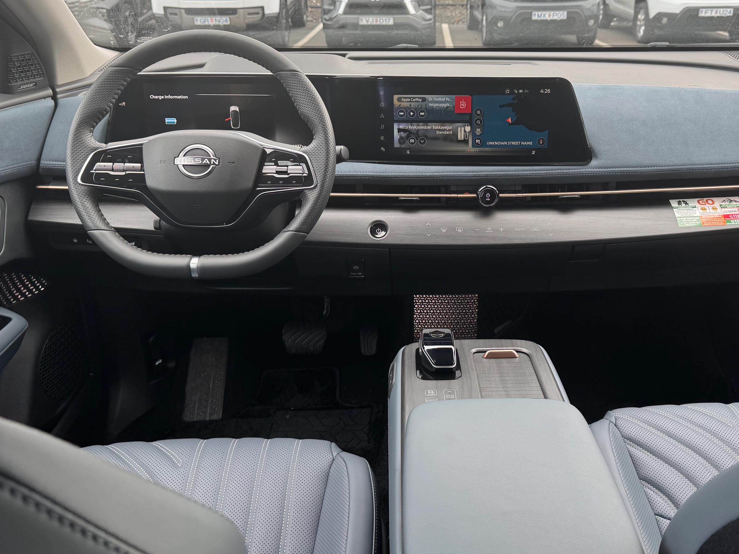 Yfirlit yfir mælaborð Nissan Ariya Mælaborð Nissan Ariya með stýri, snertiskjá og miðjustokk