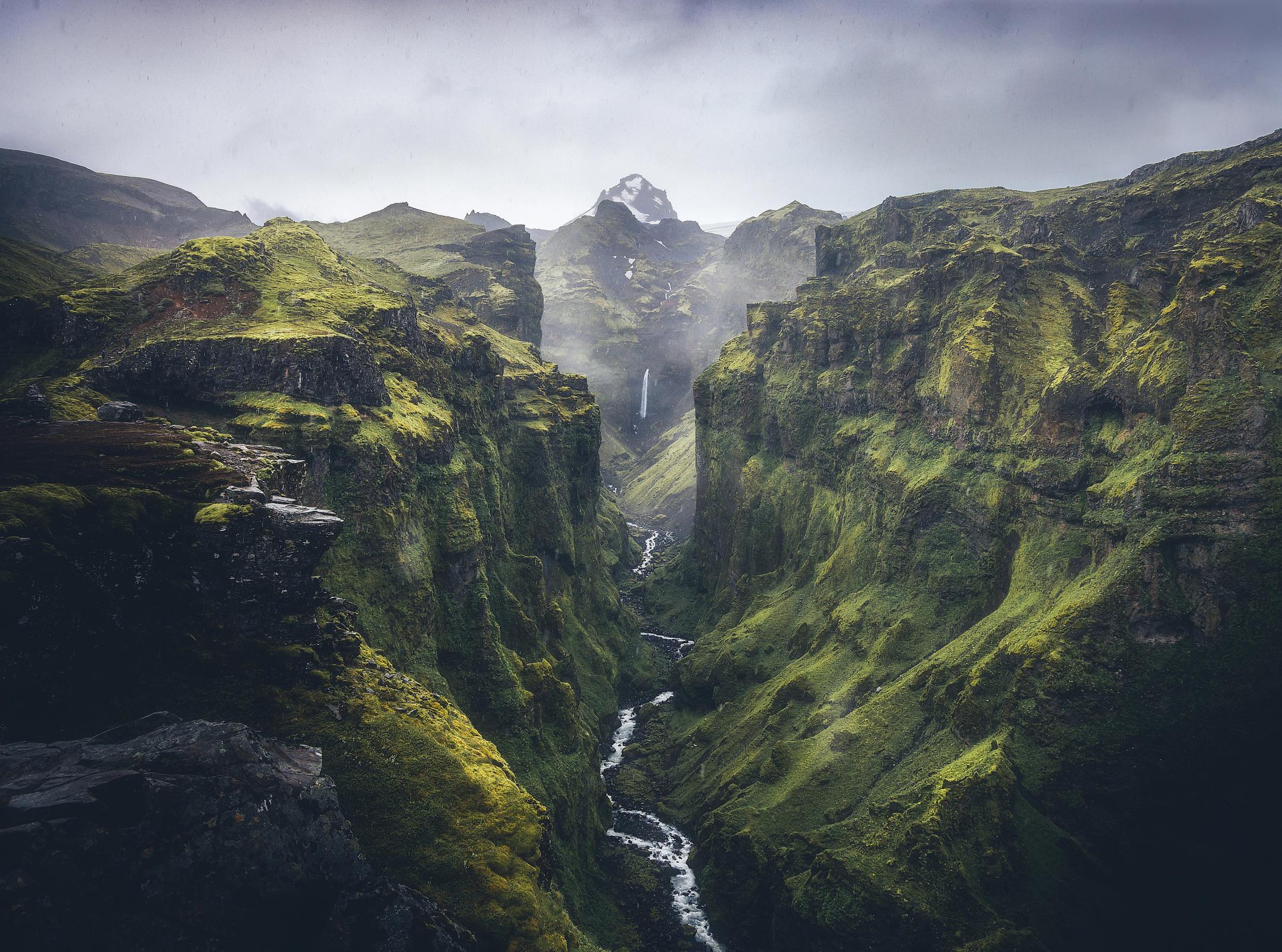 Un precioso cañón verde con un río atrvesándolo