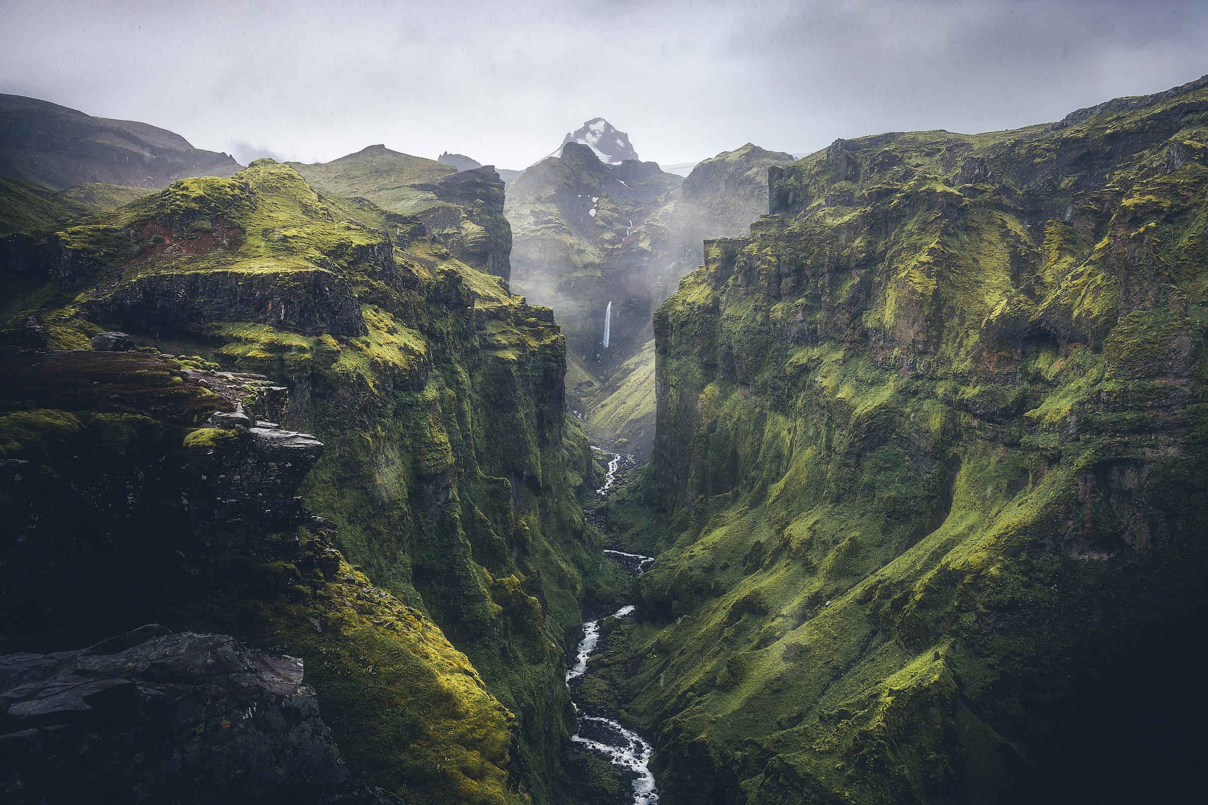 Un precioso cañón verde con un río atrvesándolo