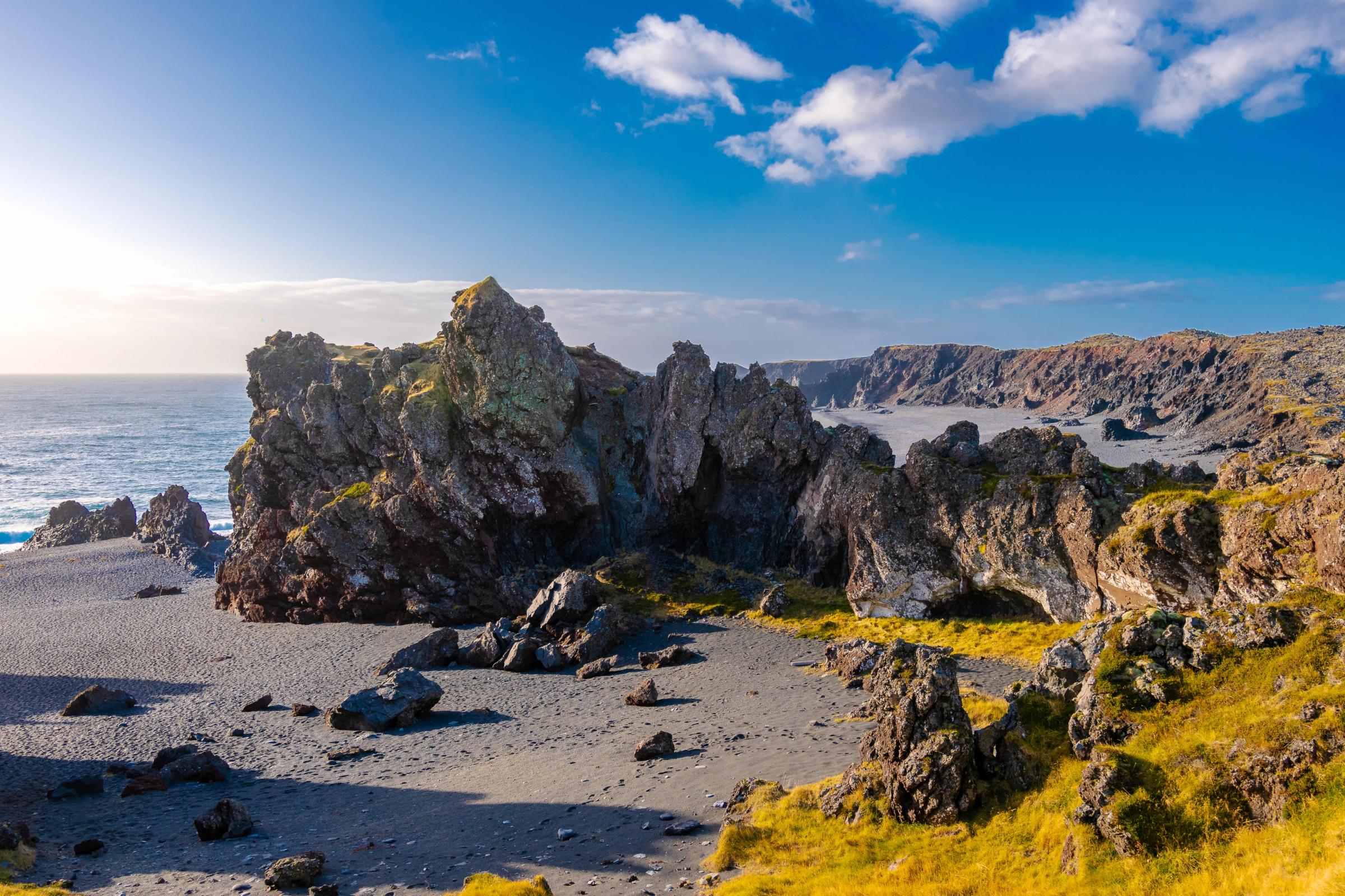 rocas en la playa de arena negra de Djupalonssandur