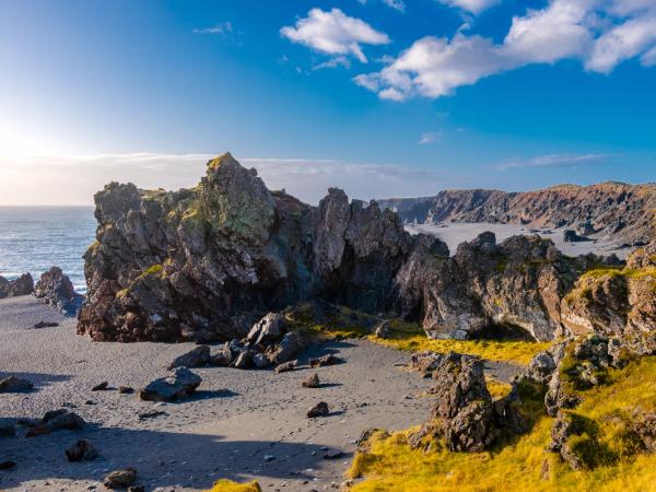rocas en la playa de arena negra de Djupalonssandur