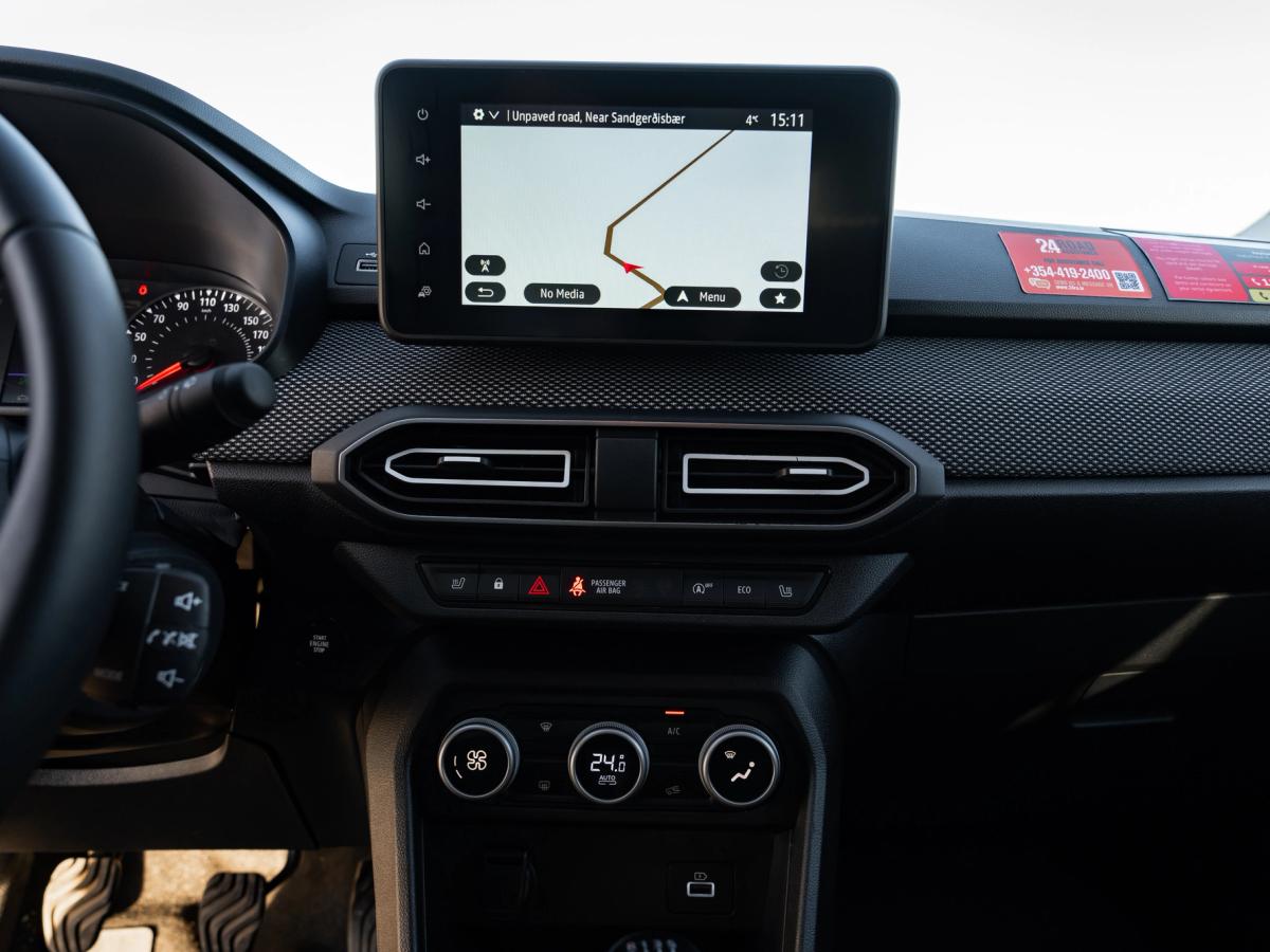 Jogger-Mittelkonsole Mittelkonsole des Dacia Jogger mit Touchscreen-Navigation und Klimabedienung