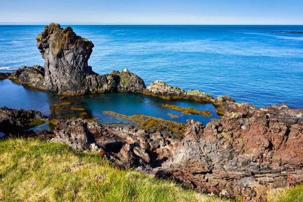 rocas formando una piscina natural al lado del mar
