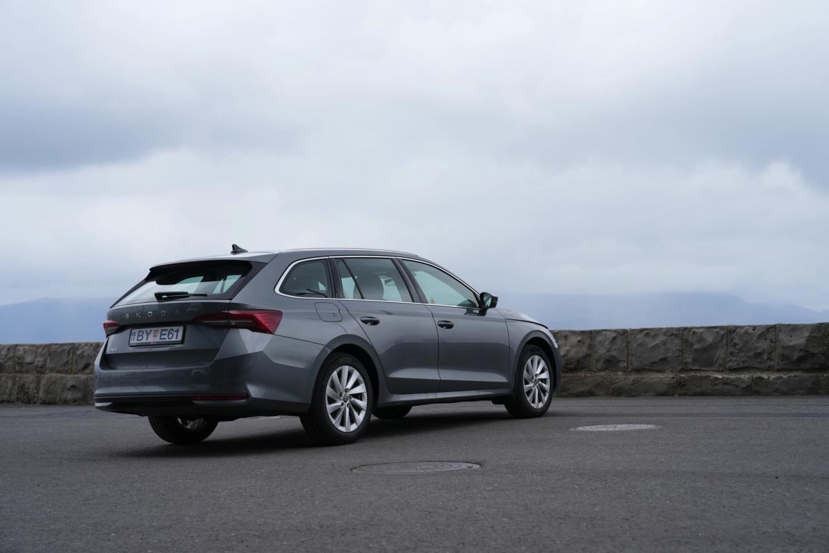 Skoda Octavia-stationbíll séður skáhallt aftan frá, lagt með strandfjöll í fjarska