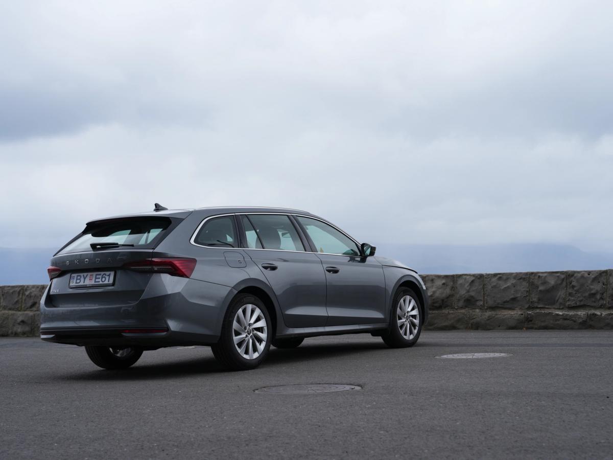 Octavia langbakur séður að aftan Skoda Octavia-stationbíll séður skáhallt aftan frá, lagt með strandfjöll í fjarska