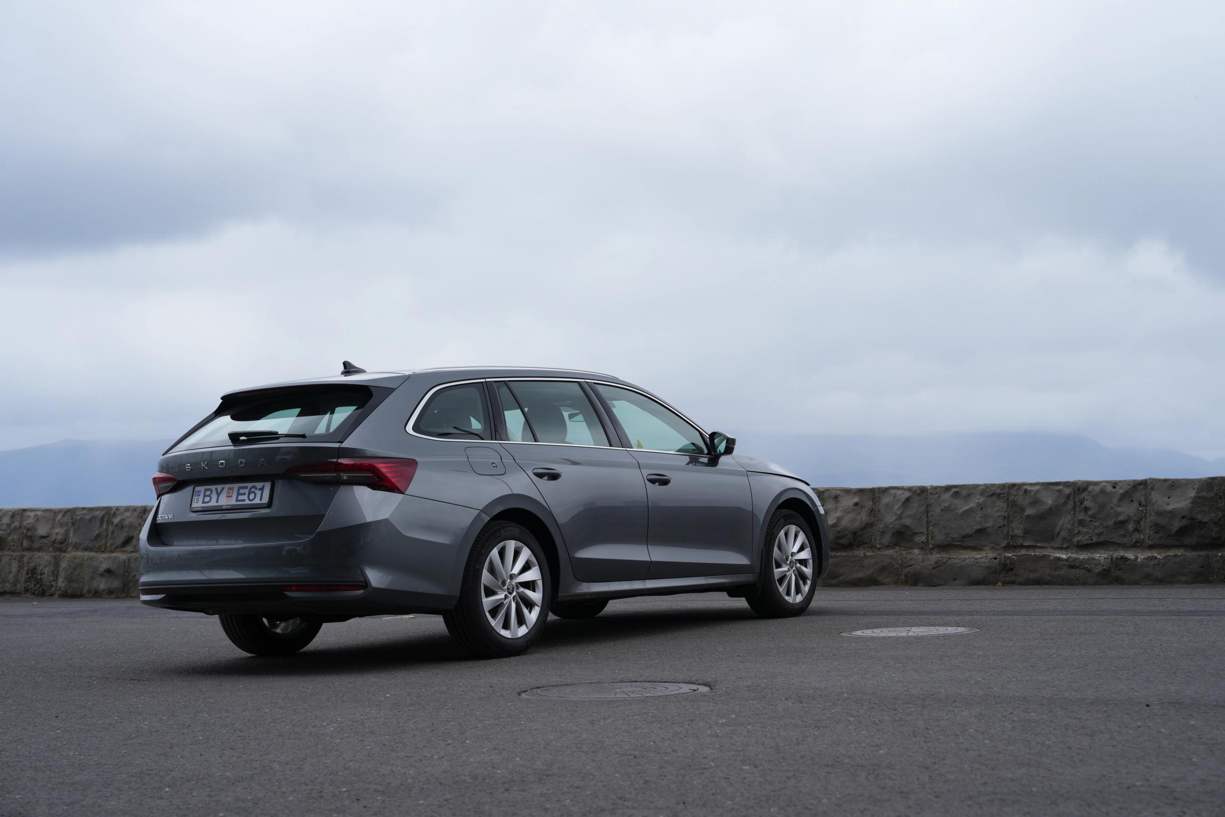 Octavia langbakur séður að aftan Skoda Octavia-stationbíll séður skáhallt aftan frá, lagt með strandfjöll í fjarska