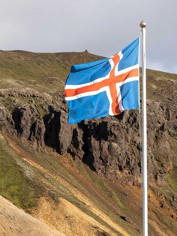 Icelandic flag La bandera de Islandia en mitad de un paisaje