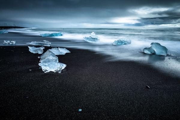 Trozos de iceberg en la orilla de la playa de los diamantes