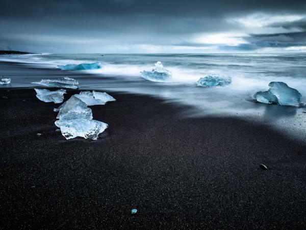 Pequeños icebergs en la orilla de Diamond Beach, Islandia