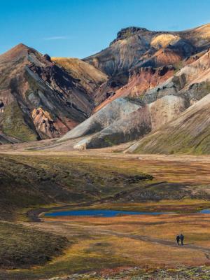 Dos personas caminando por las Tierras Altas