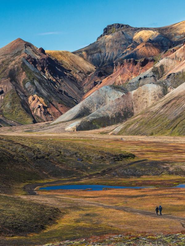 Dos personas caminando por las Tierras Altas