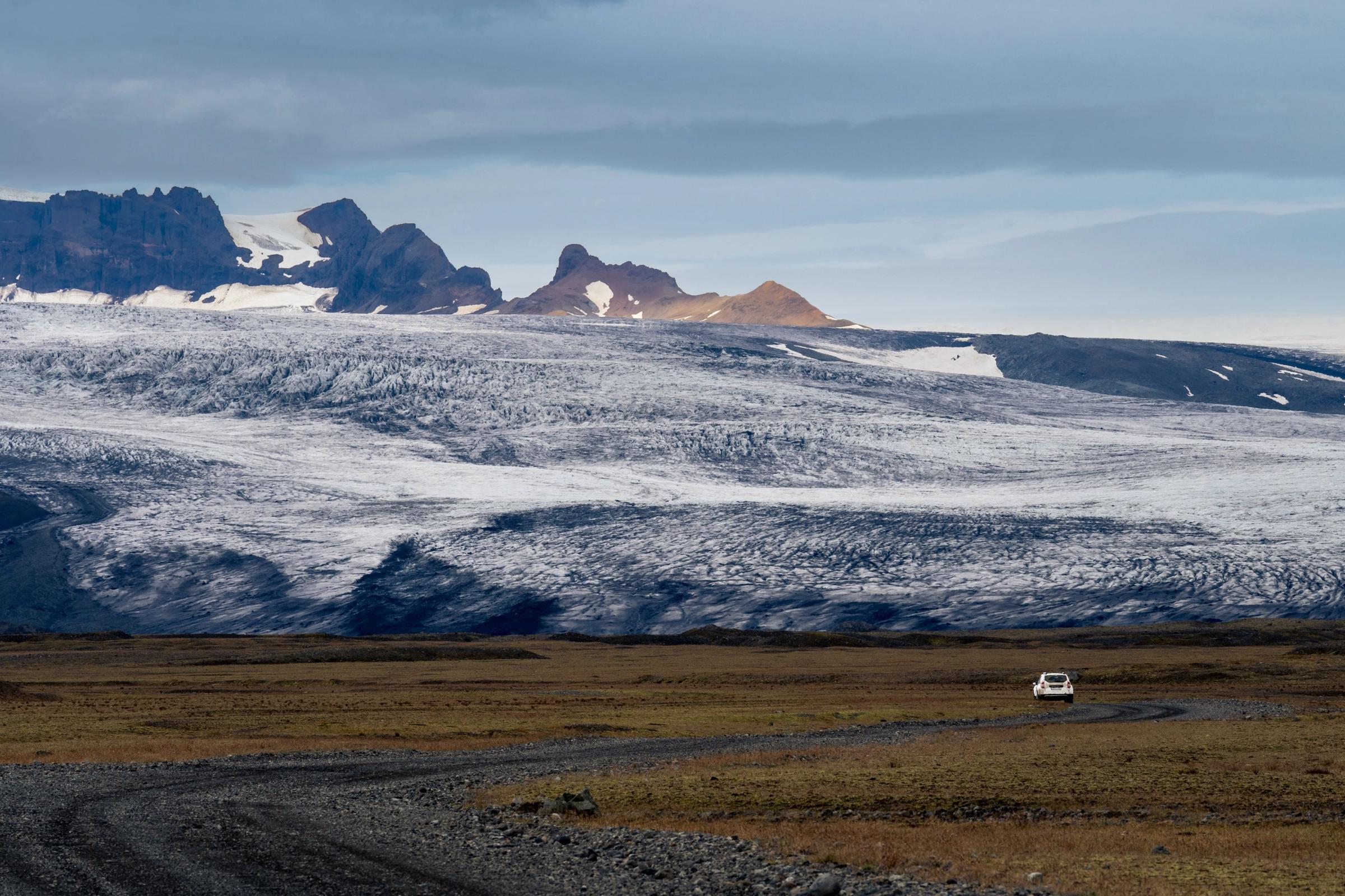 paisaje con glaciar y montañas en el paque nacional de Vatnajökull 