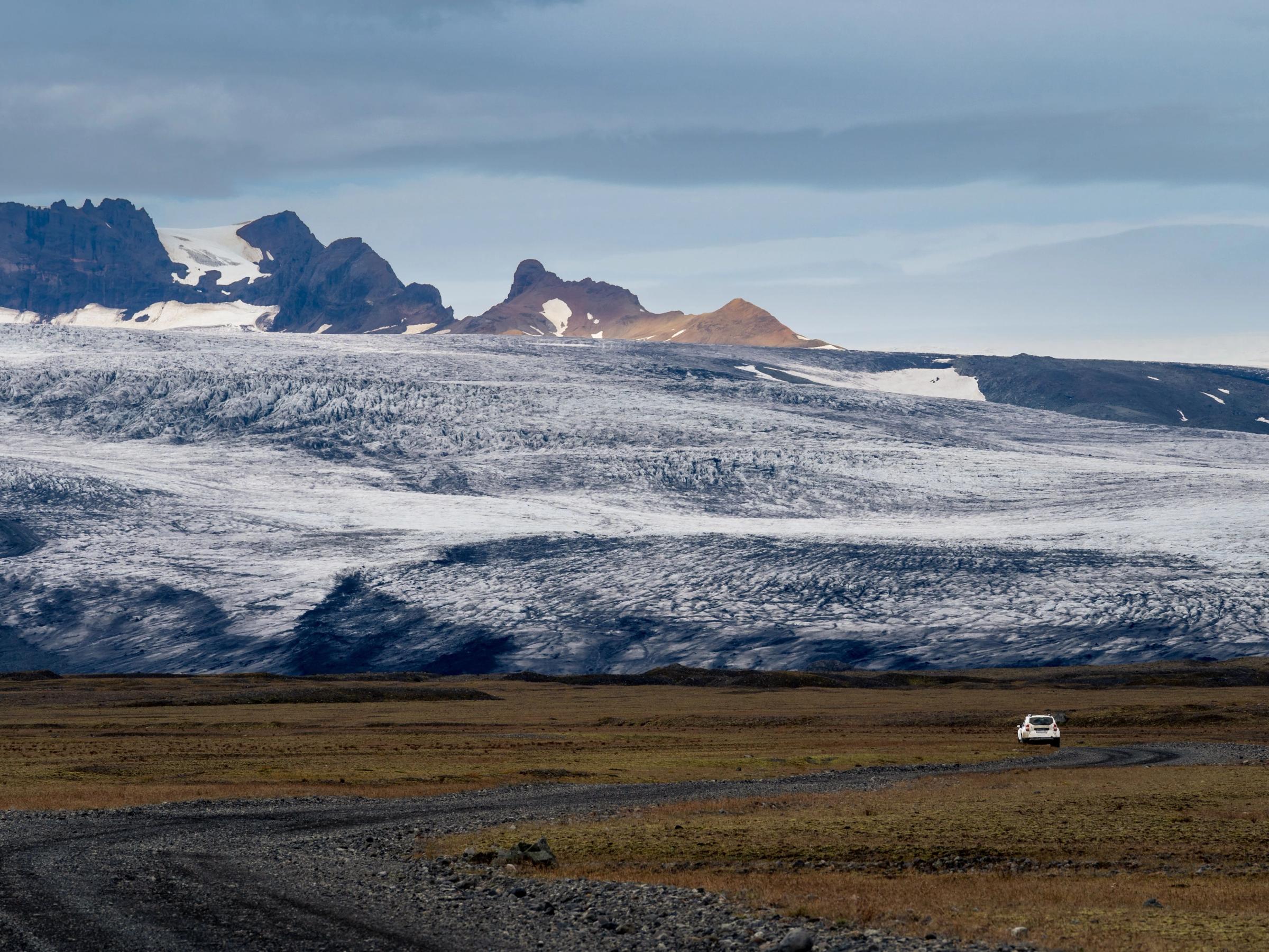 Coche acercándose al Parque Nacional de Vatnajökull
