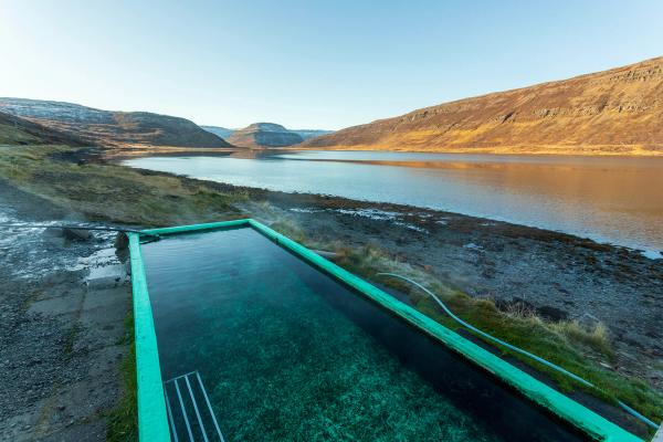 una piscina al lado de un gran cuerpo de agua