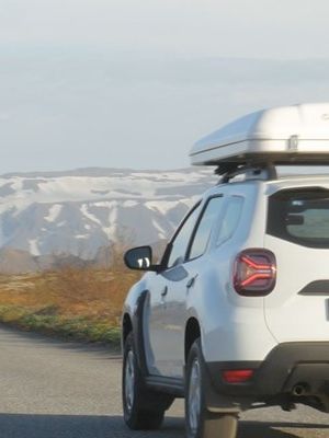 Un SUV blanco conduciendo por Islandia