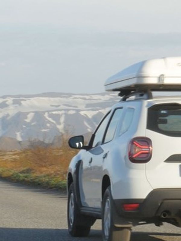 Un SUV blanco conduciendo por Islandia