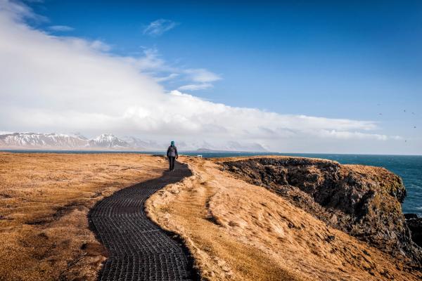 Camino encima de un acantilado al lado del mar