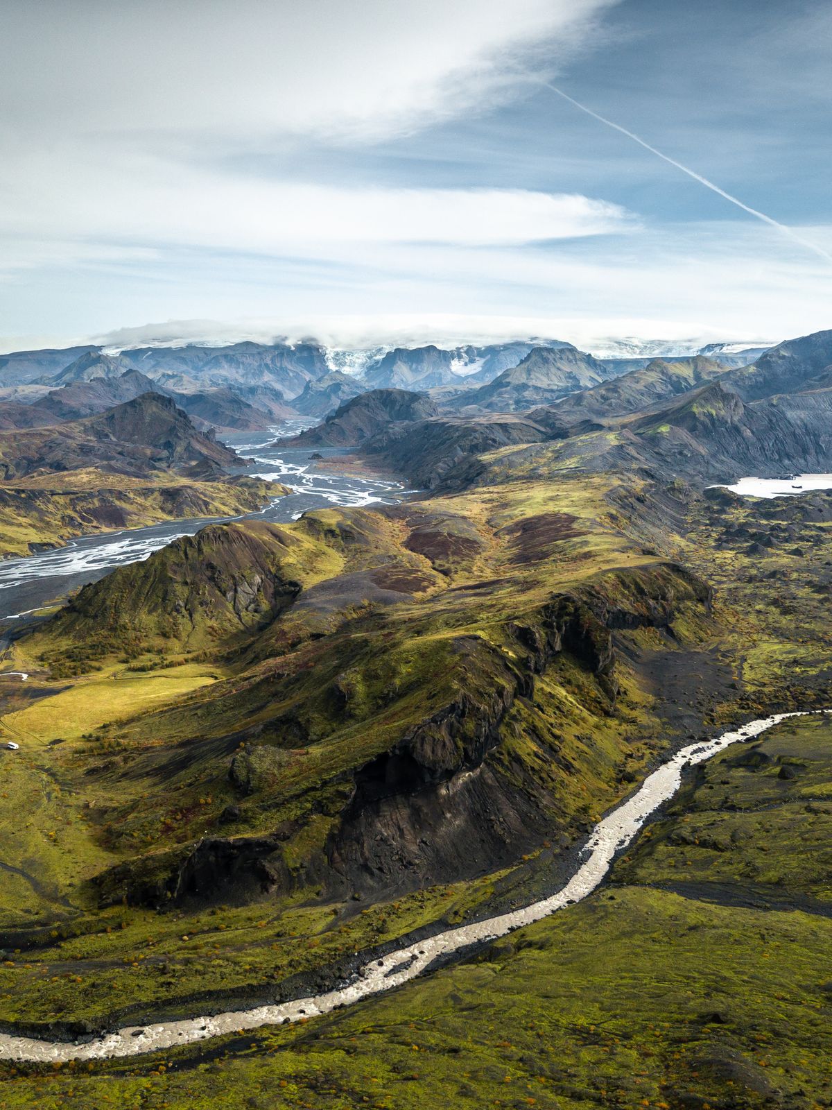 une vue aérienne d'une rivière traversant une vallée entourée de montagnes, Thórsmörk
