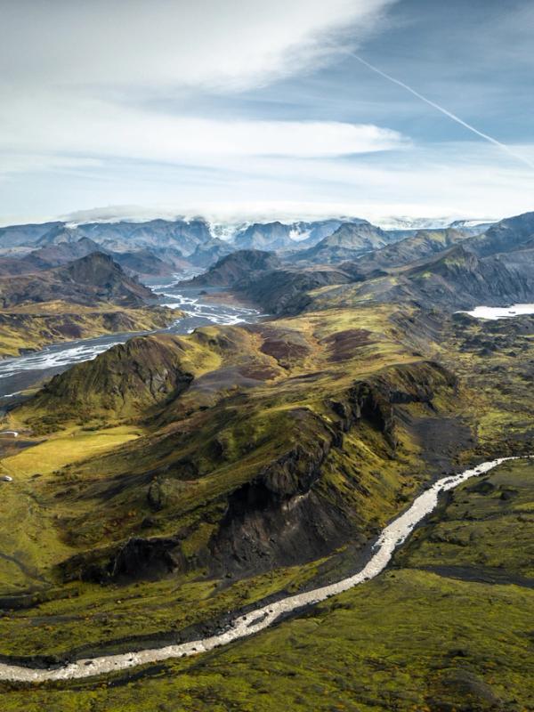 une vue aérienne d'une rivière traversant une vallée entourée de montagnes, Thórsmörk