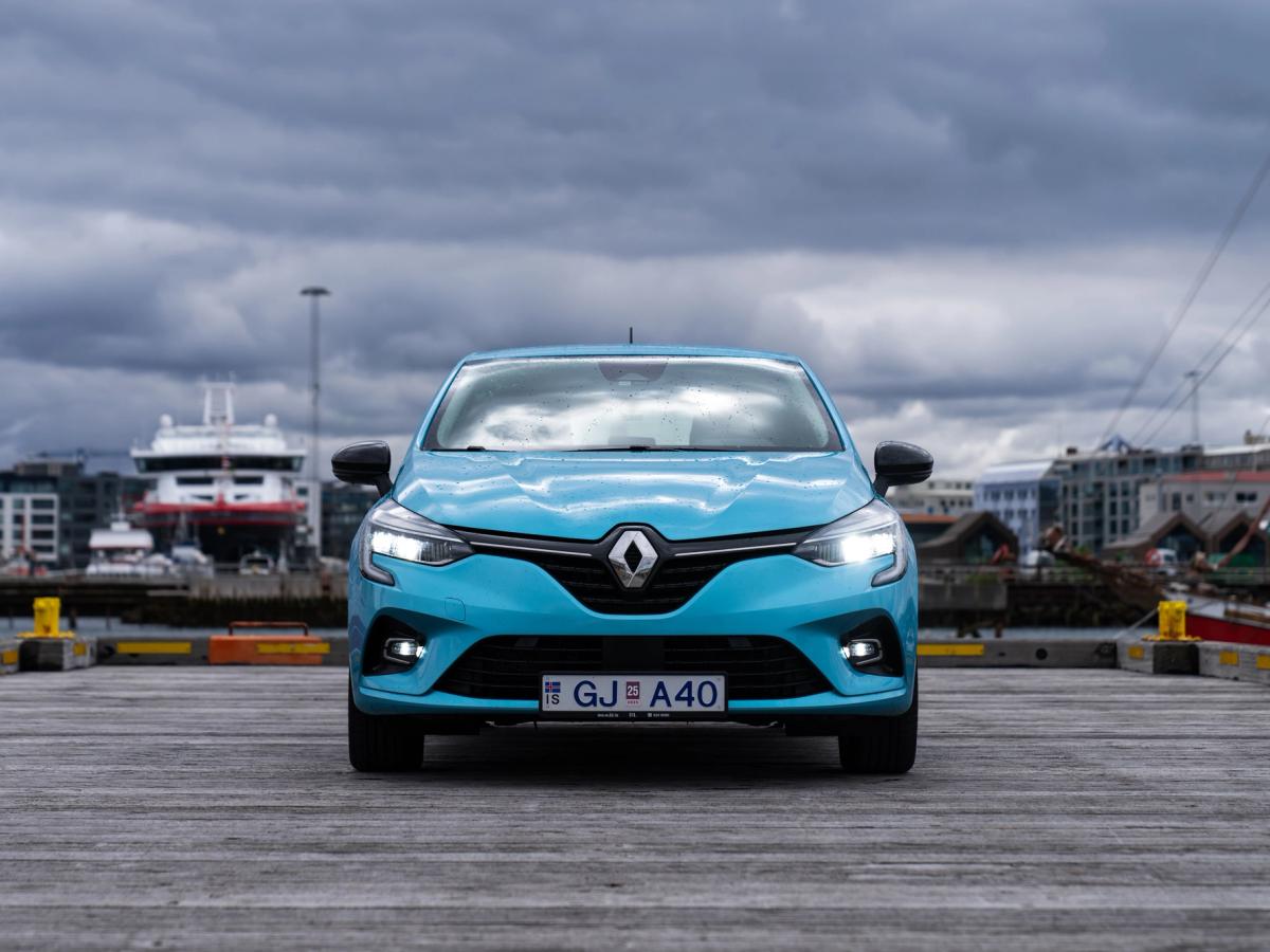 Clio – Vorderansicht am Hafenpier Kompaktwagen Renault Clio in Frontansicht, geparkt auf einem Holzsteg vor Hafengebäuden